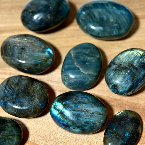 High Flash Labradorite Palm Stone|Crystal for Energy & Healing - SYN-ergy