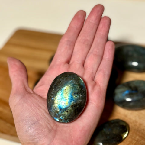High Flash Labradorite Palm Stone|Crystal for Energy & Healing - SYN-ergy