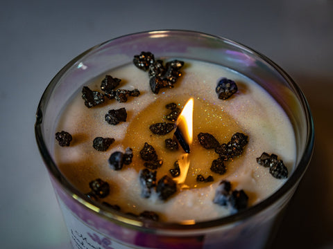 Manifest Glow Soy Crystal Candle – Natural Wax with Healing Crystals for Abundance & Positive Energy - SYN - ergy