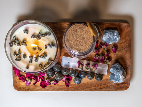 Manifest Glow Soy Crystal Candle – Natural Wax with Healing Crystals for Abundance & Positive Energy - SYN - ergy